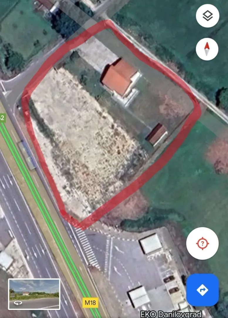 Satelitski snimak placa sa označenim granicama pored puta.