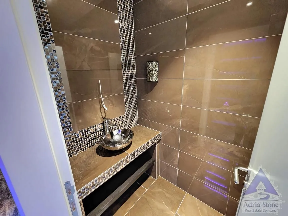 Sale, three bedroom apartment, 285m², Bečići, Budva