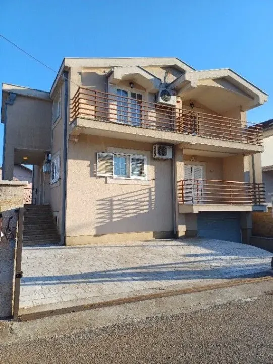 Izdavanje, kuća, 250m², Gornja Gorica, Podgorica