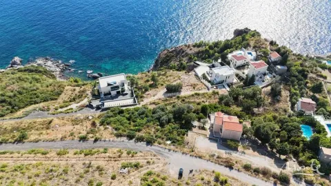 Pogled iz vazduha na kuće smještene na obali mora. - image 6