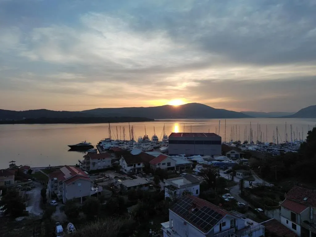 Pogled na zaliv i marinu sa zalaskom sunca.