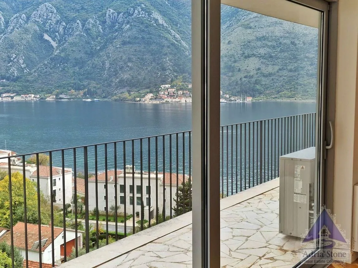Prodaja, četvorosoban stan, 200m², Dobrota, Kotor