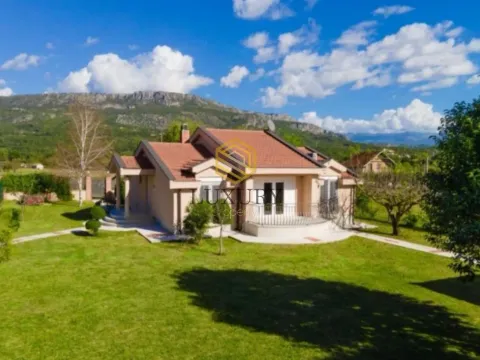 Izdavanje, kuća, 200m², Rogami, Podgorica - image 1