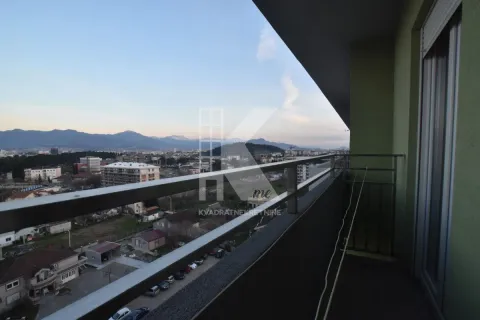 Natkriveni balkon sa pogledom na grad i planine. - image 10