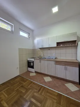 Manja kuhinja sa bijelim elementima i šporetom. - image 3