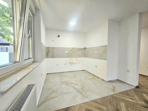 Prazan kuhinjski prostor sa pločicama i priključcima na zidu. - image 18