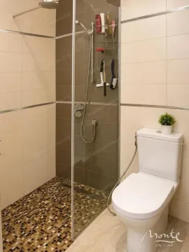 Moderne kupatilo sa tuš kabinom i toaletom. - image 9
