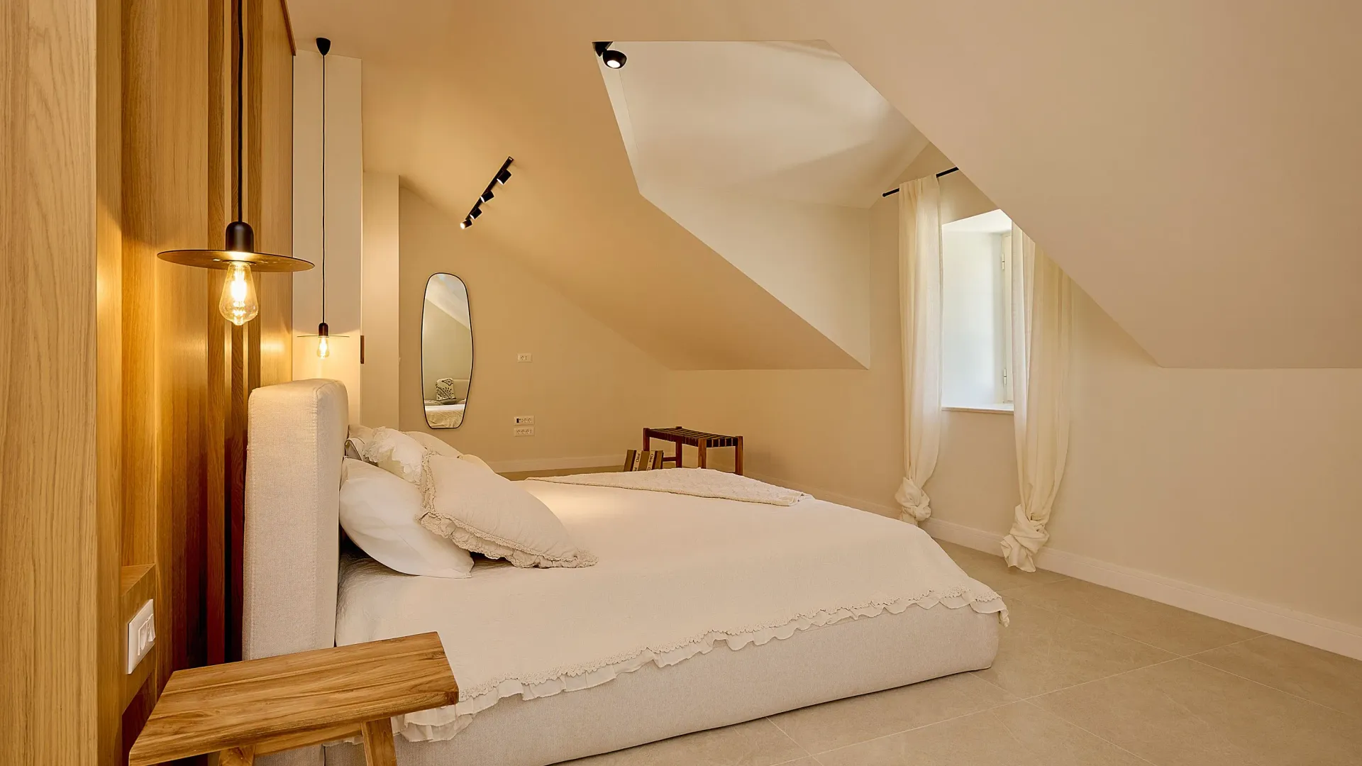 Izdavanje, kuća, 200m², Dobrota, Kotor
