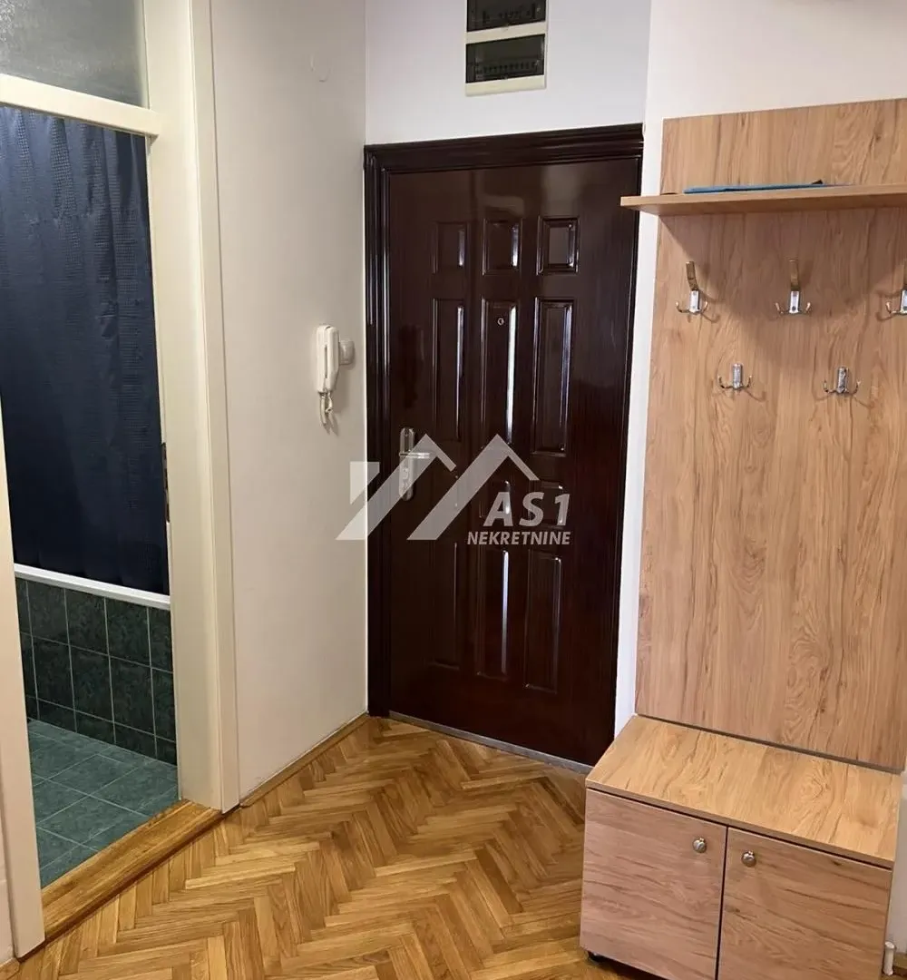 Izdavanje, dvosoban stan, 47m², Centar, Novi Sad
