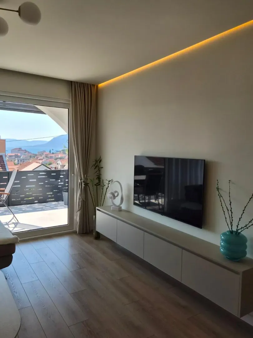 Rent, two bedroom apartment, 84m², Kalimanj, Tivat