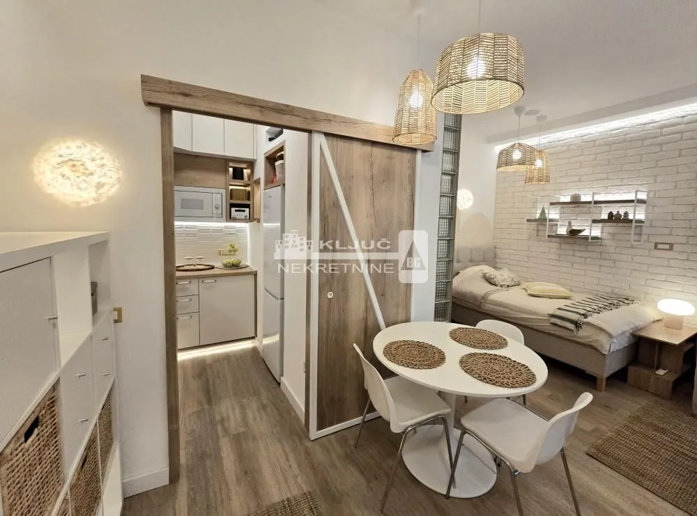 Living room with dining area and open layout towards the kitchen.