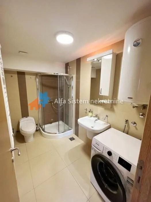 Izdavanje, četvorosoban stan, 80m², Savski Venac, Beograd