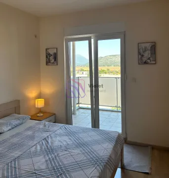 Spavaća soba sa bračnim krevetom i izlazom na terasu. - image 11