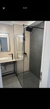 Moderne kupatilo sa tuš kabinom sa staklenim paravanom i umivaonikom. - image 5