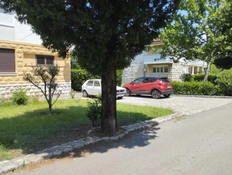 View of the yard and parking area in front of the house with parked cars. - image 18