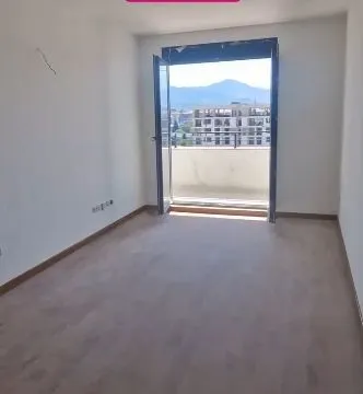 Prazna soba sa izlazom na balkon i pogledom na brda. - image 6
