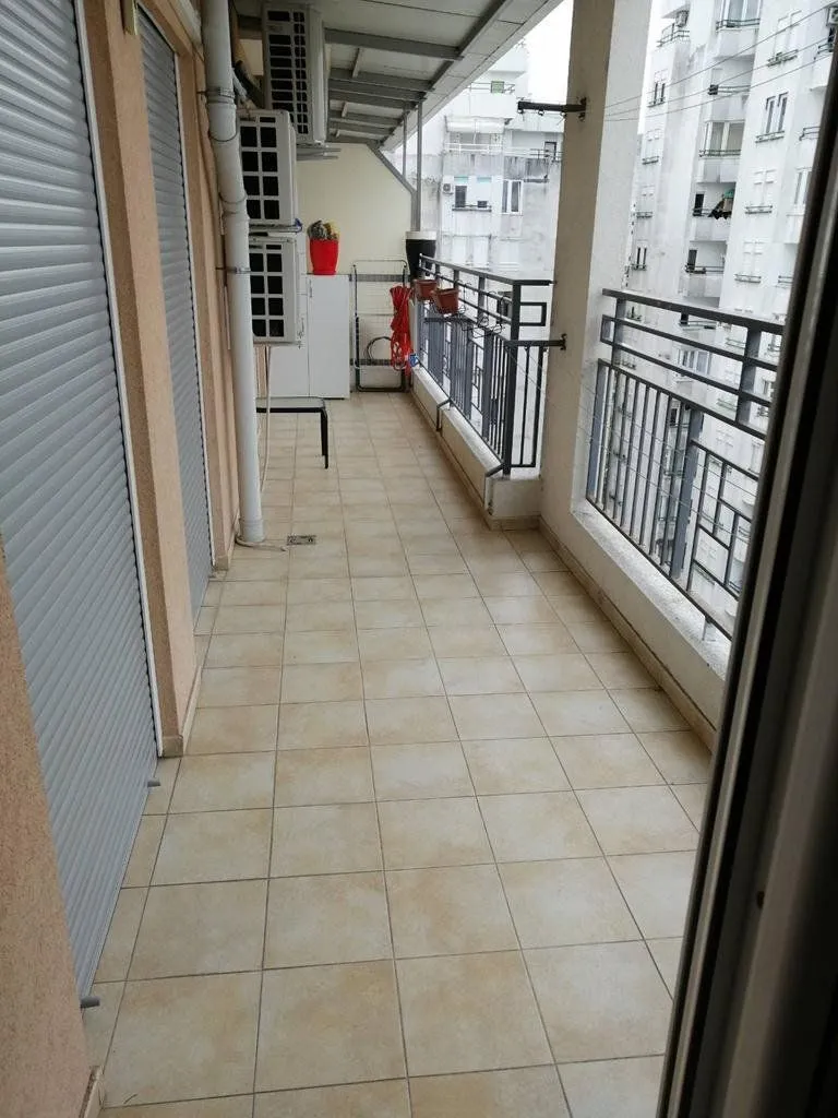 Izdavanje, trosoban stan, 100m², Blok 6, Podgorica