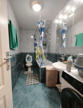 Kupatilo opremljeno sanitarijama, kadom, umivaonikom i veš mašinom. - image 13