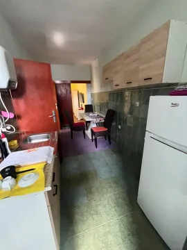 Manja kuhinja sa trpezarijom i frižiderom. - image 6