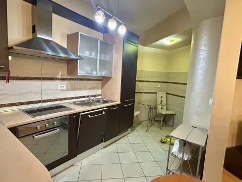 Kuhinja sa tamnim elementima, ugradnom tehnikom i malim trpezarijskim stolom. - image 13