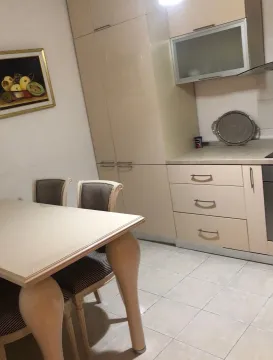 Trpezarija sa stolom i stolicama u nastavku kuhinje. - image 9