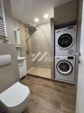 Moderno kupatilo sa tuš kabinom, umivaonikom, WC šoljom i ugrađenom mašinom za veš. - image 6