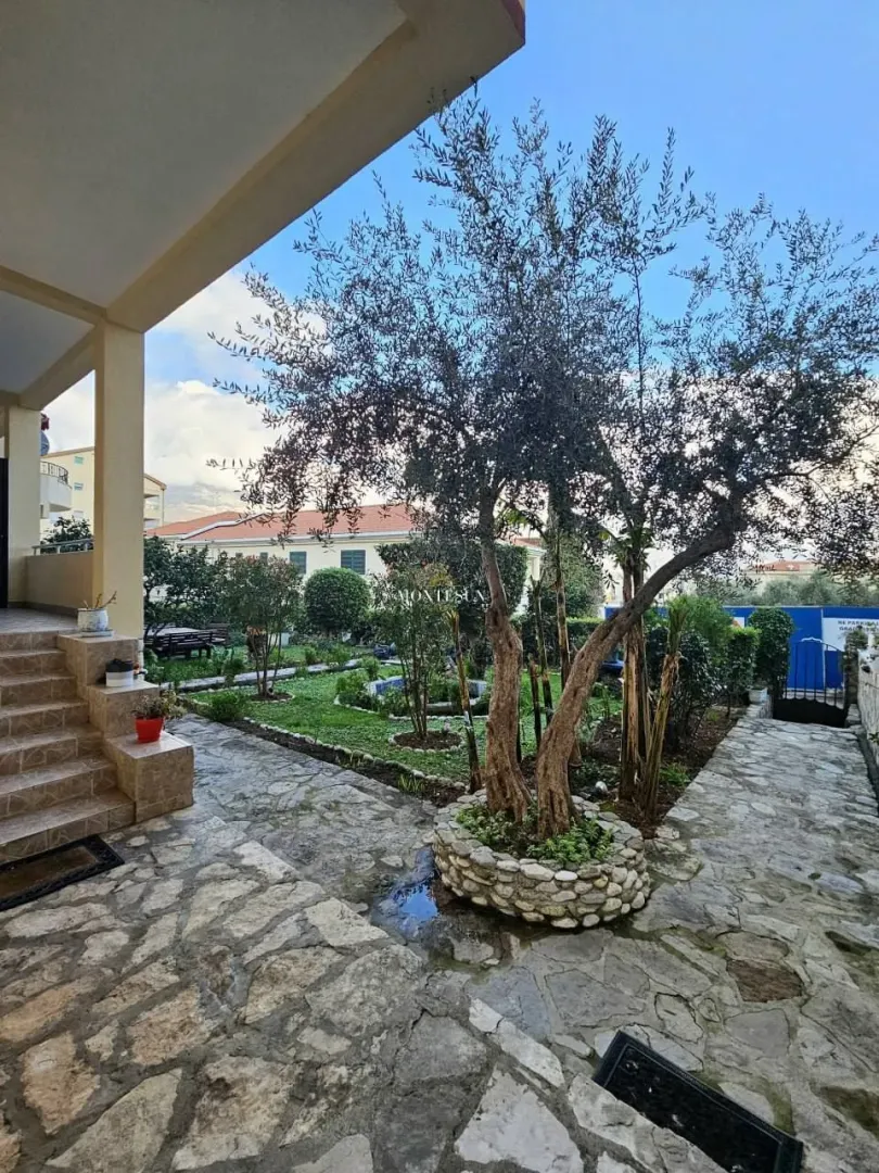Izdavanje, trosoban stan, 100m², Gospoština, Budva