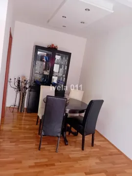 Trpezarija sa trpezarijskim stolom, stolicama i vitrinom. - image 13