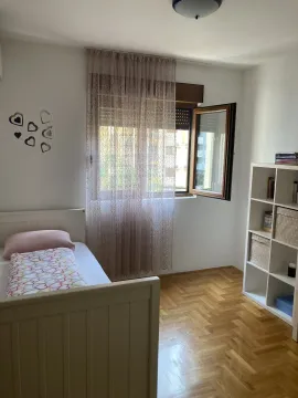 Jednokrevetna spavaća soba sa drvenim podom i policom za knjige. - image 3