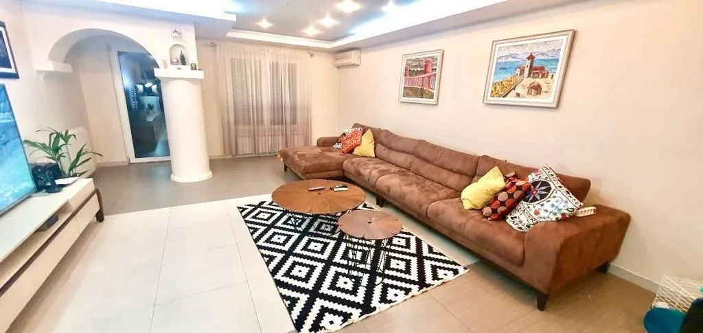 Rent, house, 200m², Centar, Podgorica