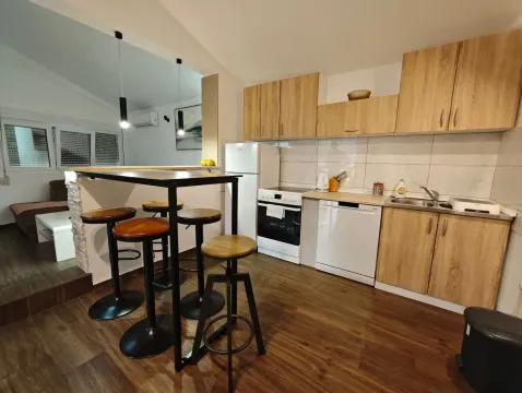 Rent, two bedroom apartment, 100m², Budva, Crna Gora - image 9
