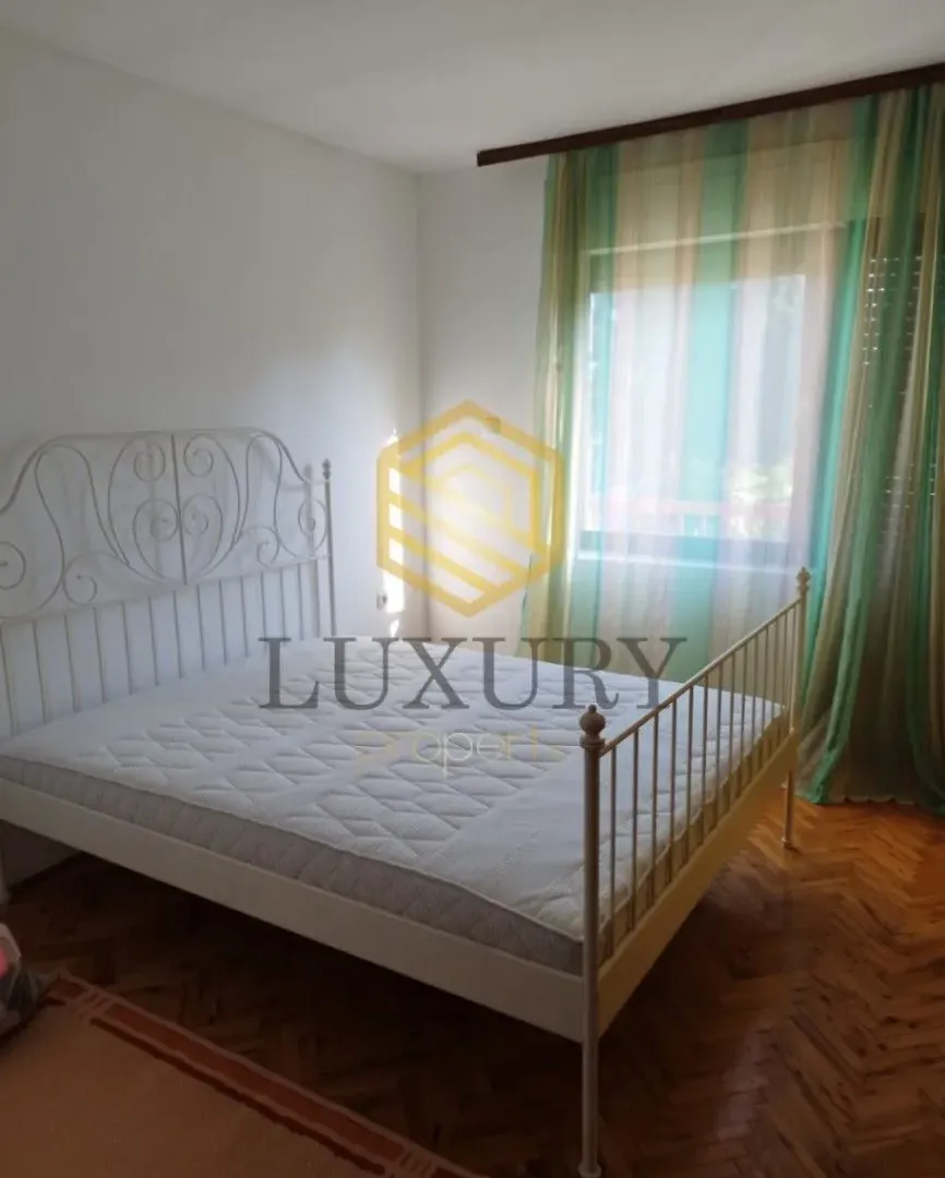 Izdavanje, trosoban stan, 130m², Tološi, Podgorica