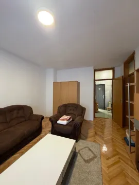 Dnevna soba sa garniturom, stočićem i drvenim podom. - image 4