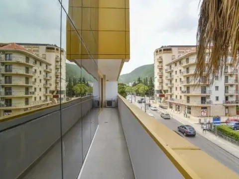 Izdavanje, dvosoban stan, 89m², Centar, Budva - image 11