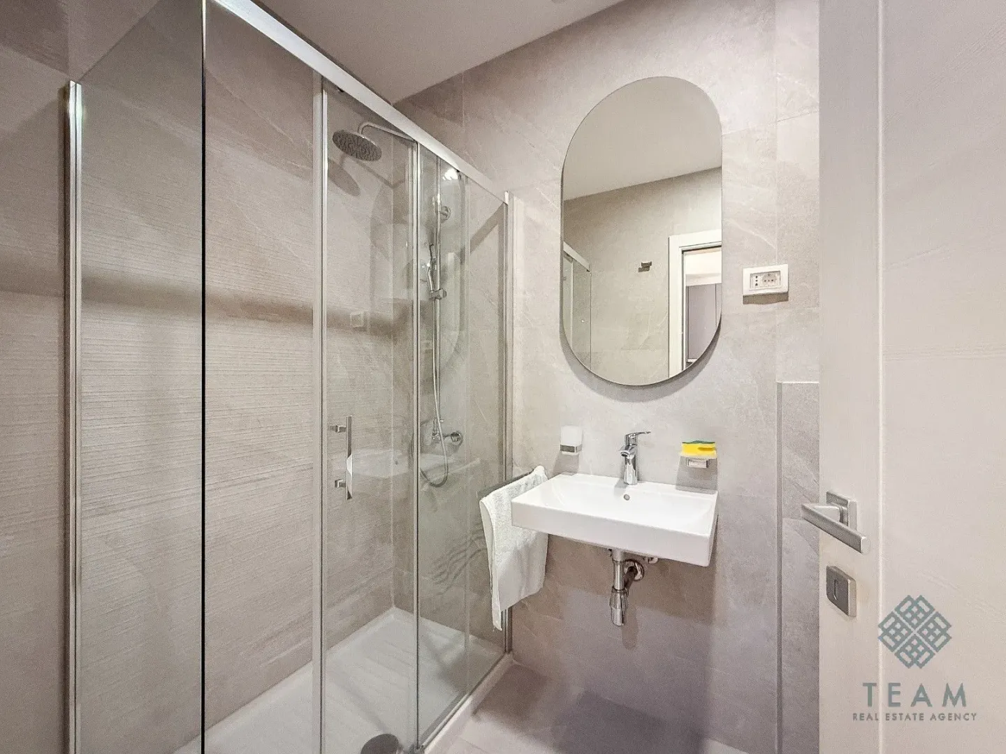 Modern bathroom with a shower cabin and a washbasin.