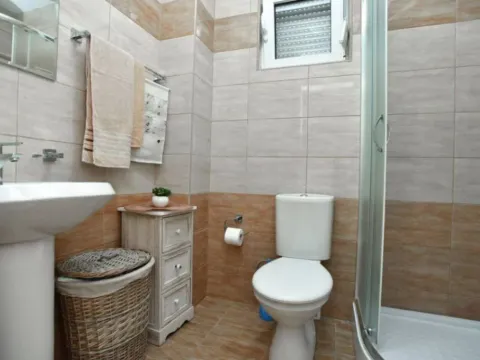 Rent, two bedroom apartment, 70m², Budva, Crna Gora - image 10