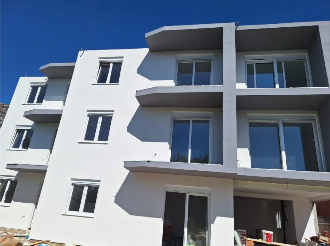 Spoljašnji izgled moderne stambene zgrade u izgradnji sa terasama.