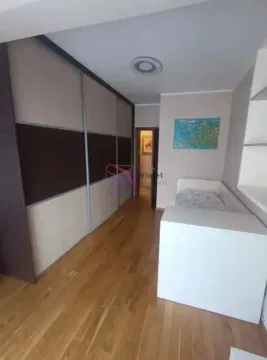 Dječja soba sa velikim ugradnim plakarom i krevetom. - image 6