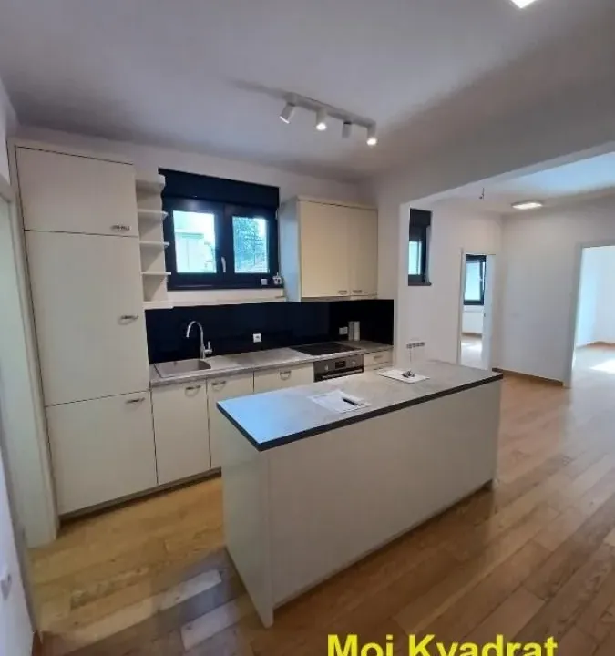 Izdavanje, poslovni prostor, 84m², Kalenić Pijaca, Vračar Sve Podlokacije