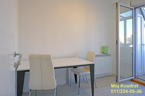 Trpezarijski sto sa stolicama i izlazom na terasu. - image 11