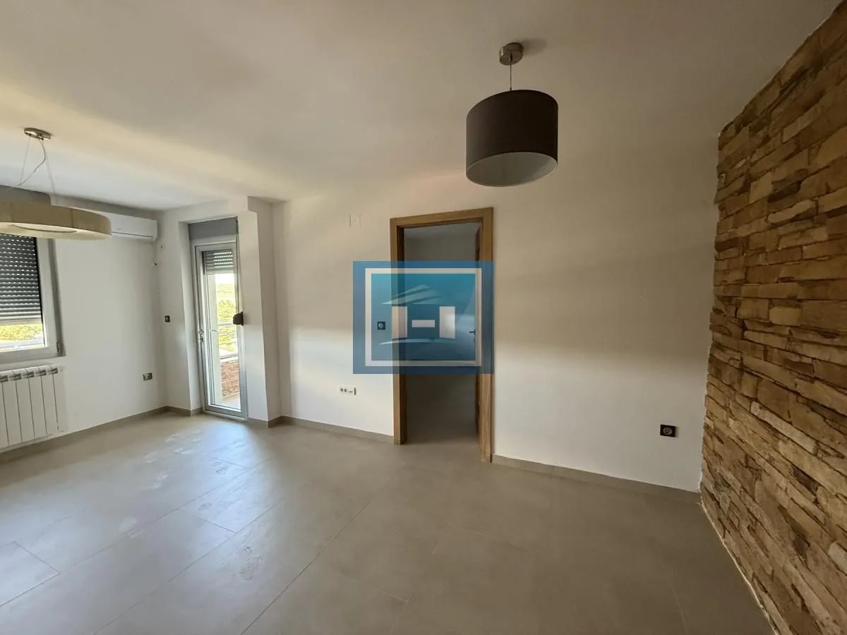 Prodaja, jednosoban stan, 77m², Vašarište, Jagodina