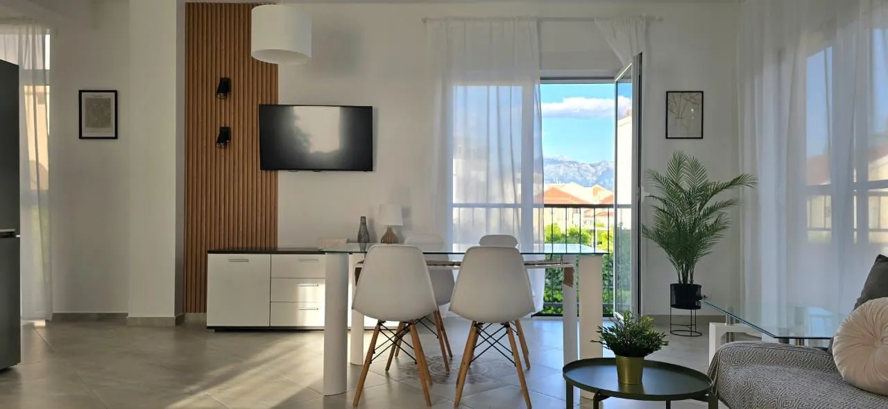 Izdavanje, dvosoban stan, 80m², Đenovići, Herceg Novi