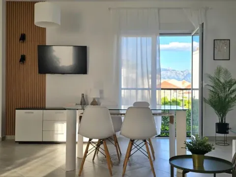 Izdavanje, dvosoban stan, 80m², Đenovići, Herceg Novi - image 4