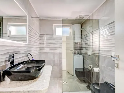 Izdavanje, trosoban stan, 150m², Donja Lastva, Tivat - image 8