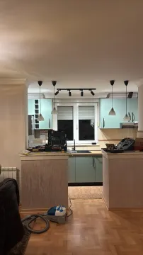 Kuhinja sa svijetlim elementima i šankom. - image 4
