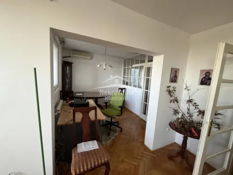 Pogled na dnevnu sobu sa radnim stolom i parketom. - image 8