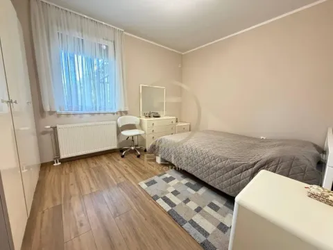 Nameštena spavaća soba sa bračnim krevetom, radnim stolom i garderobom. - image 21