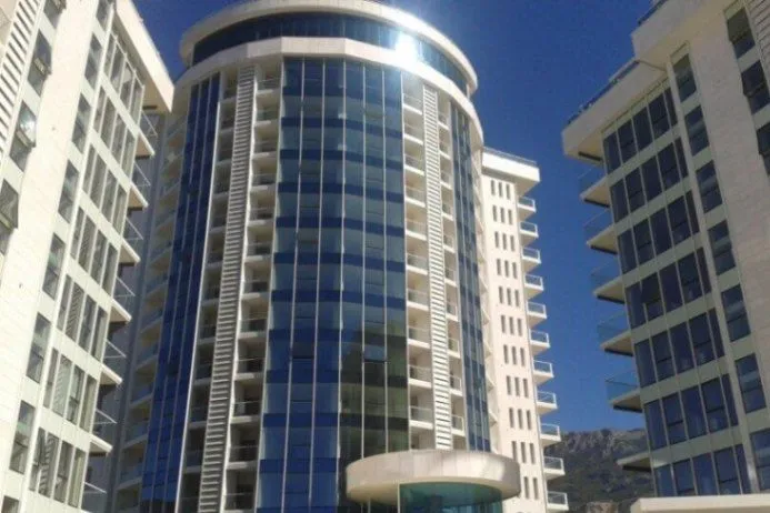 Izdavanje, jednosoban stan, 77m², Centar, Budva