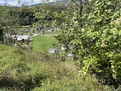Pogled sa uzvišenja na zelenu parcelu i okolni prirodni pejzaž. - image 5