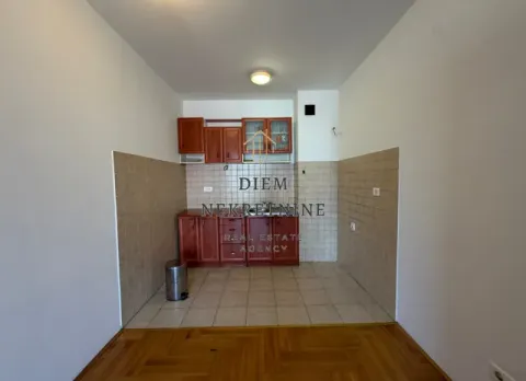 Manja kuhinja sa drvenim elementima i keramičkim pločicama. - image 7